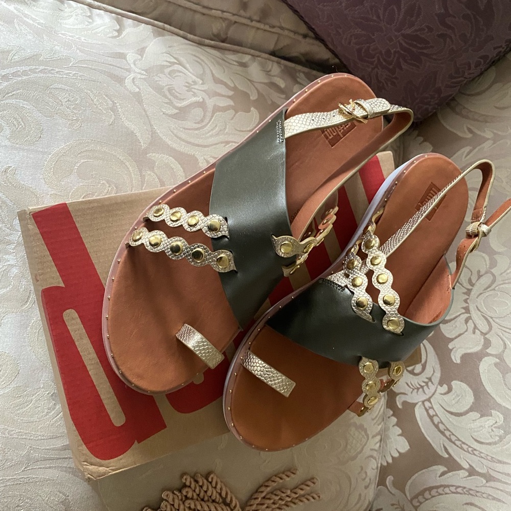 Fit Flops Scallop Embellished Sandal in Avocado Size US 9
